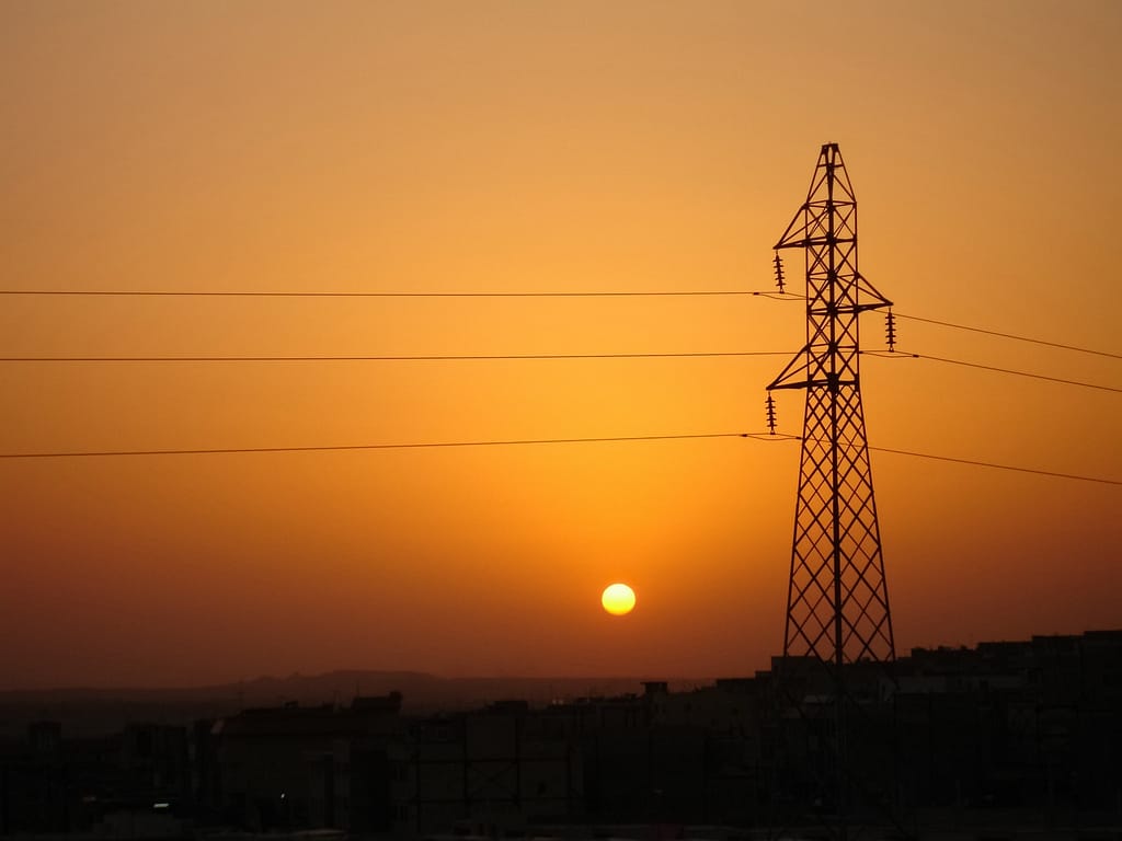 Torre eléctrica de alta tensión y líneas, del tipo de infraestructura que inspeccionamos con dron