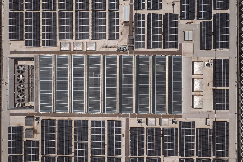 Vista cenital de la cubierta de una nave industrial cubierta de paneles solares de autoconsumo