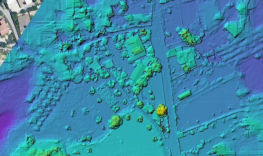 Inspecciones placas solares con Drones en Granada Modelo de superficie 3D del terreno generado mediante fotogrametría aérea con dron.