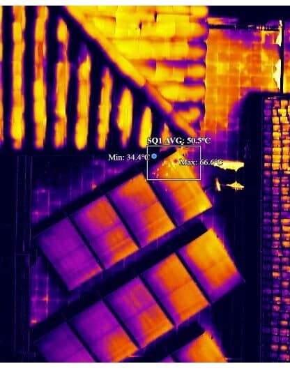 Inspecciones placas solares con Drones en Granada Inspección térmica real de placas solares con dron. Detección de puntos calientes que provocaban pérdidas de rendimiento.