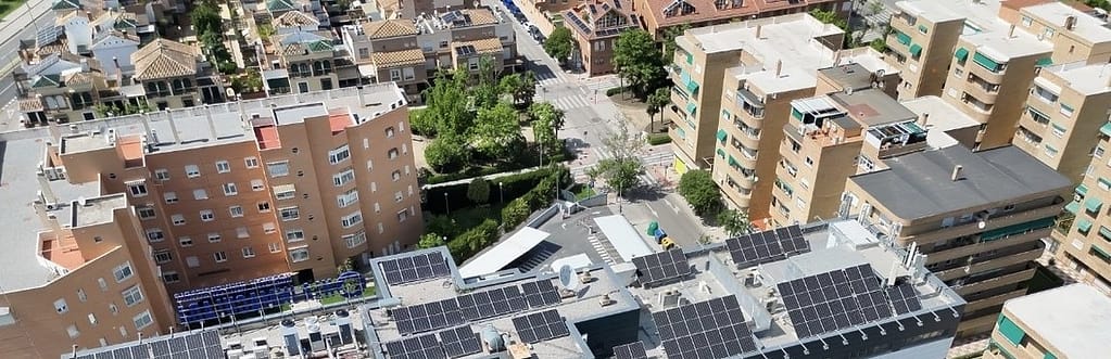 Vista aérea de la cubierta de un edificio sanitario con instalación fotovoltaica de autoconsumo