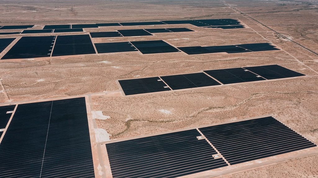 Vista aérea de una planta fotovoltaica en suelo sobre terreno árido de La Mancha