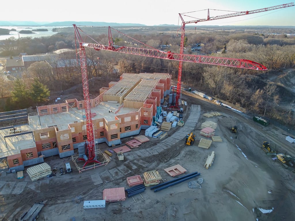Vista aérea con dron de una obra en construcción con grúas torre y edificios en fase de estructura