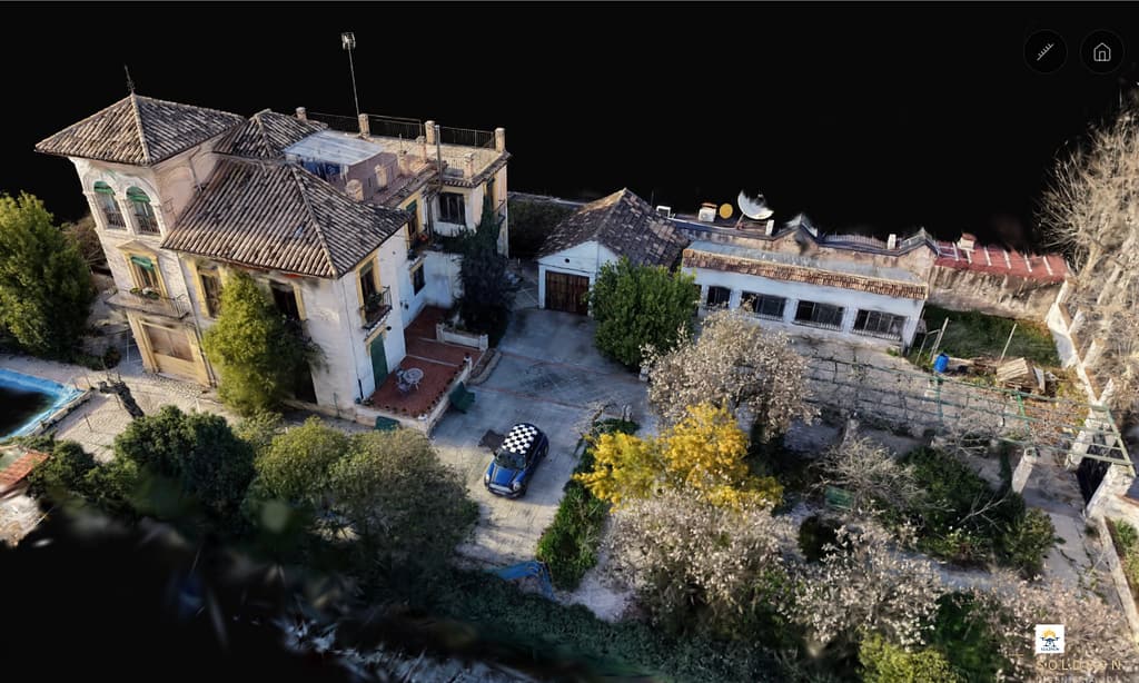 vista aerea de edificio antiguo con fachada deteriorada