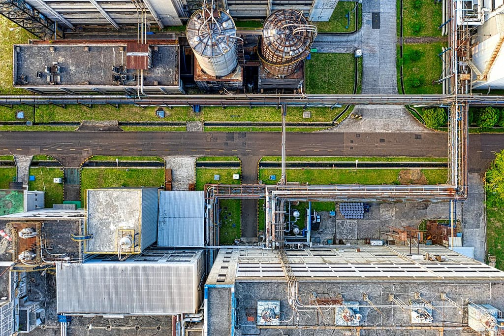 Planta industrial con tuberías - vista aérea con drone