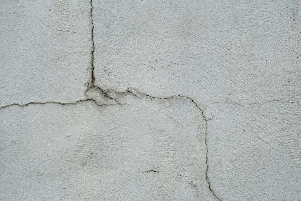 Grietas estructurales en fachada de edificio