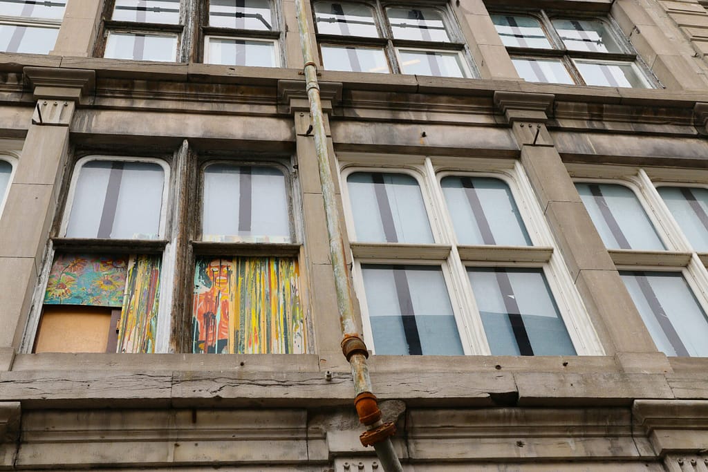 Fachada deteriorada de edificio antiguo que requiere inspección técnica ITE