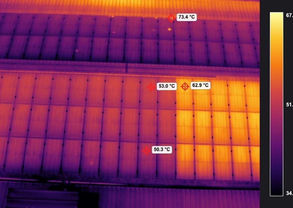 Termografía aérea de cubierta fotovoltaica con variaciones térmicas.