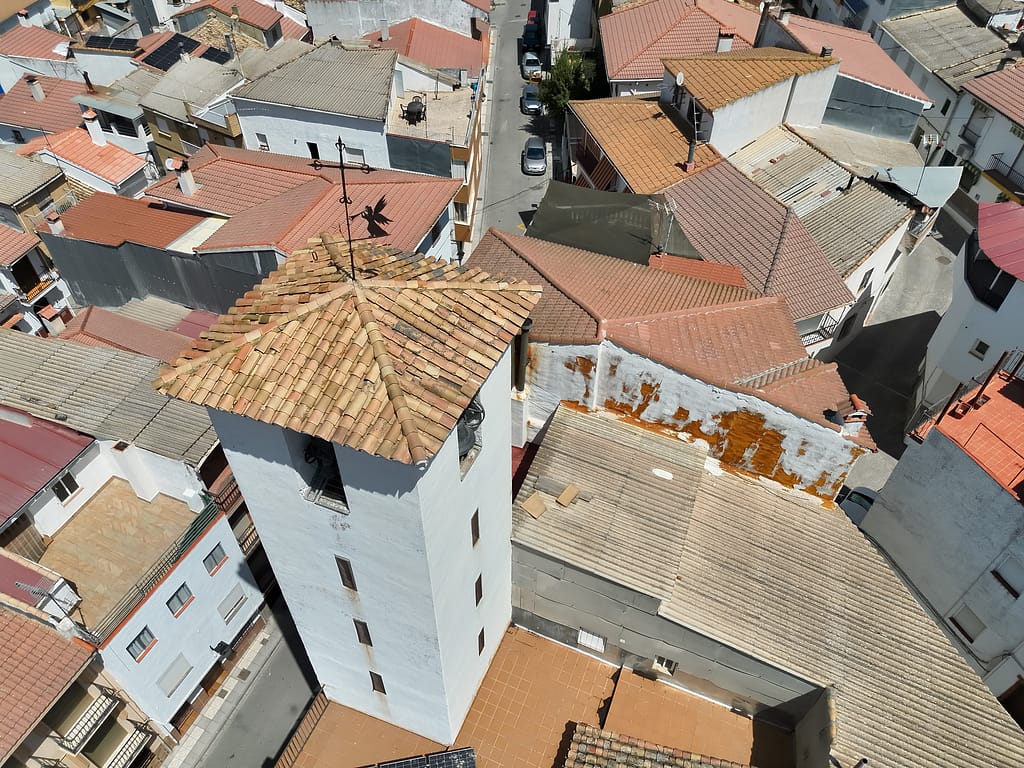 Revisión aérea de infraestructuras urbanas y cubiertas sin necesidad de andamios Inspección de tejados y cubiertas con dron para detección de daños y filtraciones