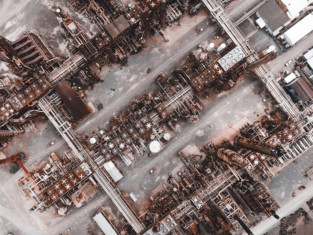 Vista aérea de naves industriales con drone