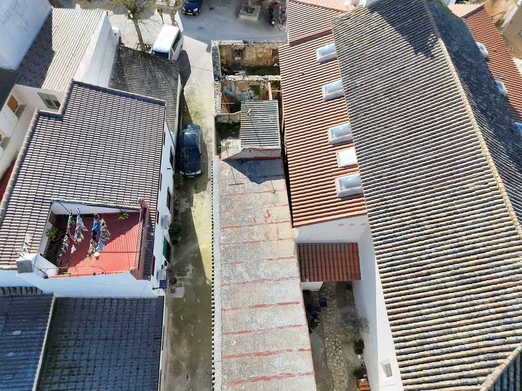 Vista aérea cenital de cubiertas con teja típica andaluza inspeccionadas con drone