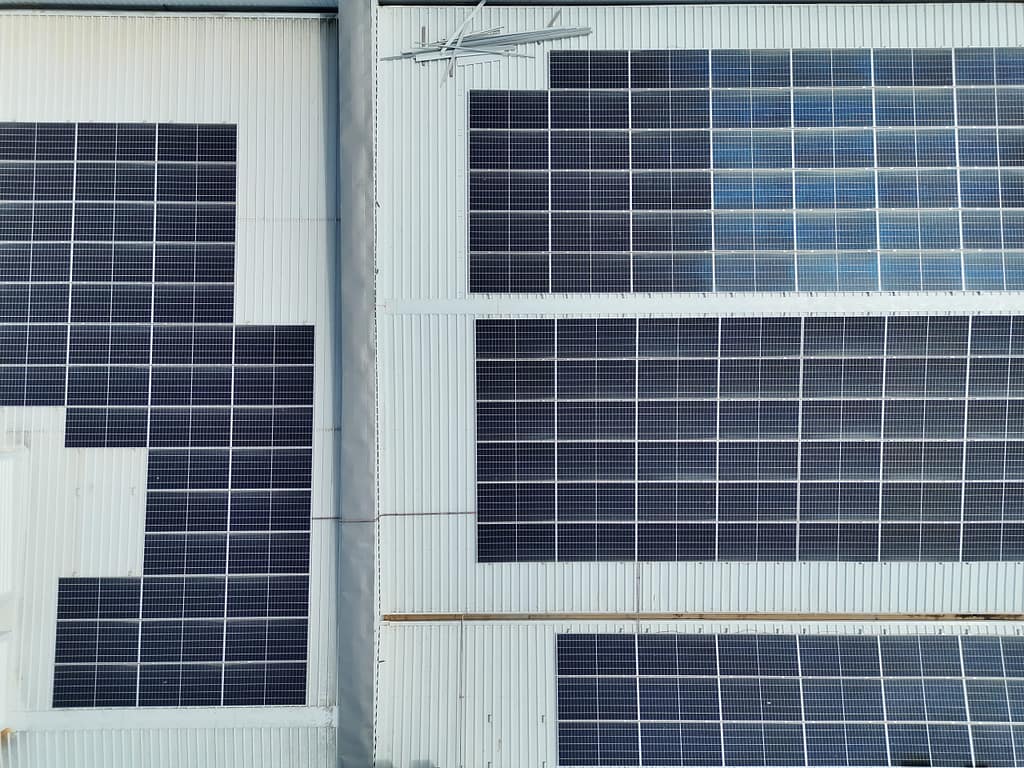 Detalle aéreo de paneles solares sobre una cubierta, captado con dron para medir la superficie disponible