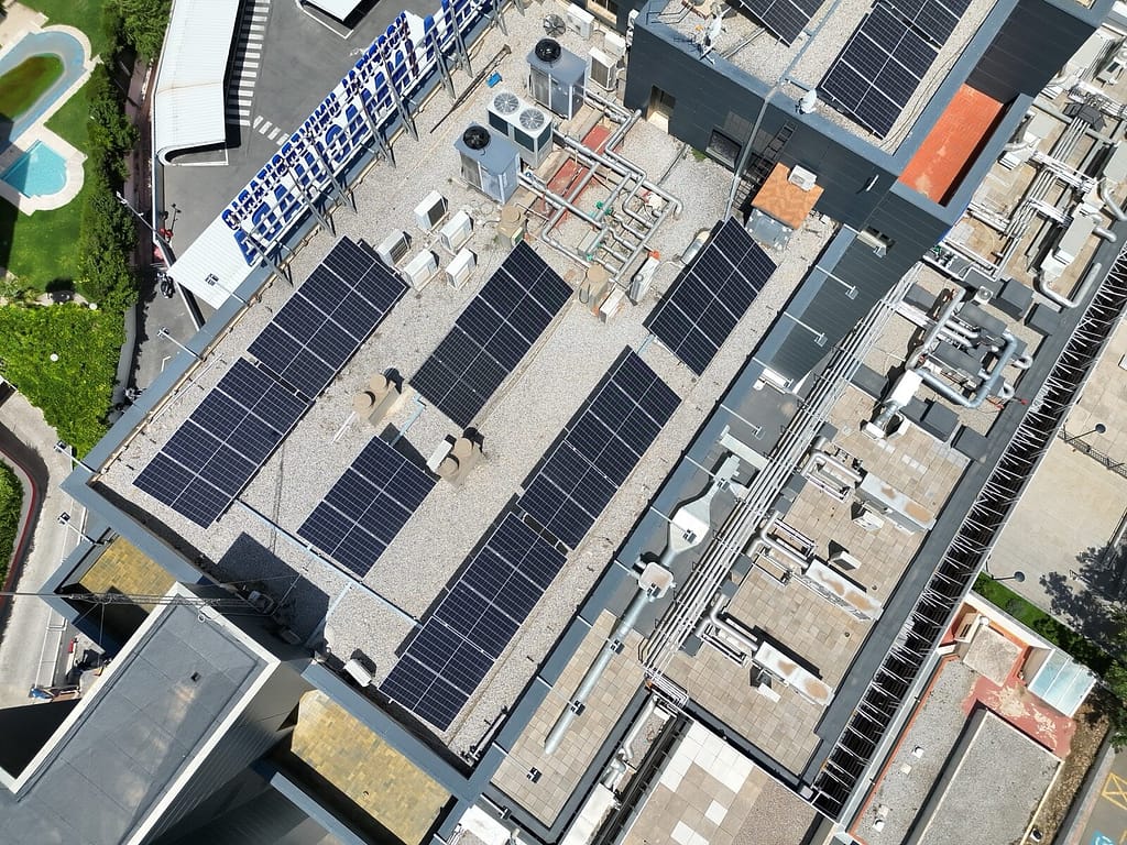 Vista aérea RGB de la cubierta de un hospital con su instalación fotovoltaica, inspeccionada con dron