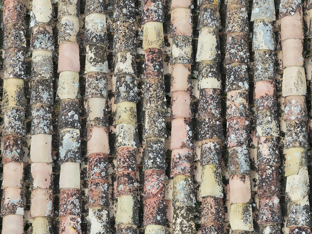 Detalle aéreo de una cubierta de teja cerámica curva captado con dron