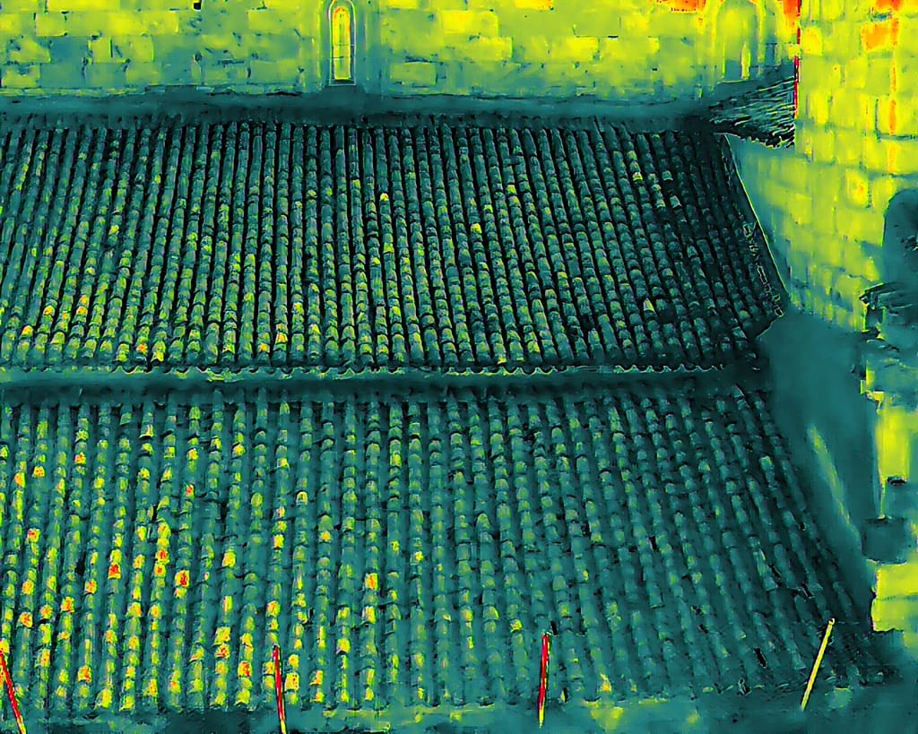 Termografía aérea de cubierta de edificio con dron - SolDron Granada
