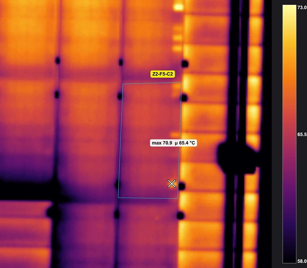 Termografía radiométrica de una cubierta con instalación fotovoltaica captada con dron