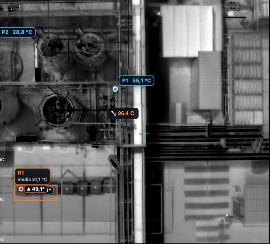 Termografía de una instalación de proceso industrial con puntos de medición P1 y P2 y región de análisis — SolDron