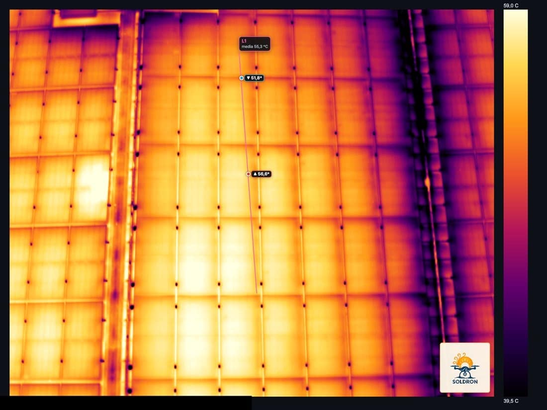 Termografía aérea de un array fotovoltaico con perfil de línea de temperatura (media 55 °C, picos 56,6 °C) — SolDron