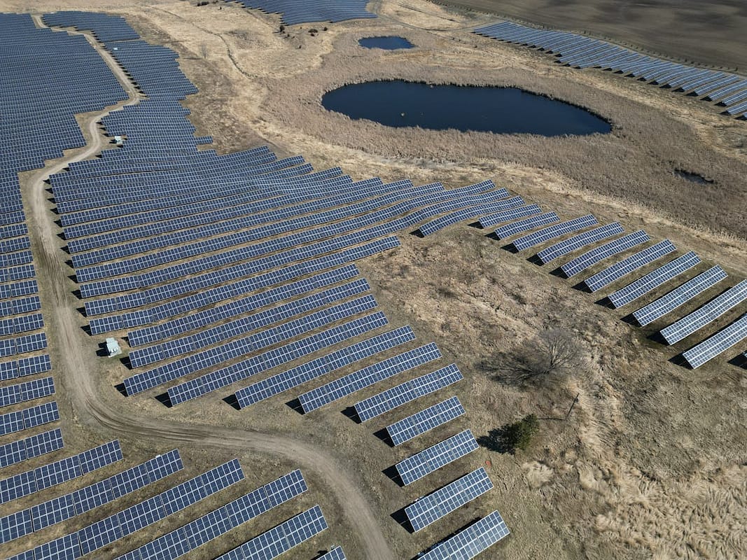 Parque solar fotovoltaico visto desde el dron durante una inspección
