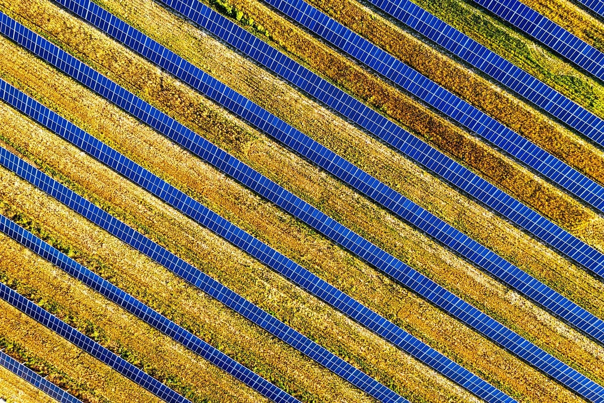Instalación fotovoltaica sobre terreno inspeccionada con dron