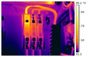 Termografía infrarroja de un cuadro eléctrico con un punto caliente
