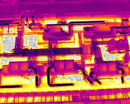 Termografía aérea de una cubierta técnica con equipos de climatización captada con drone