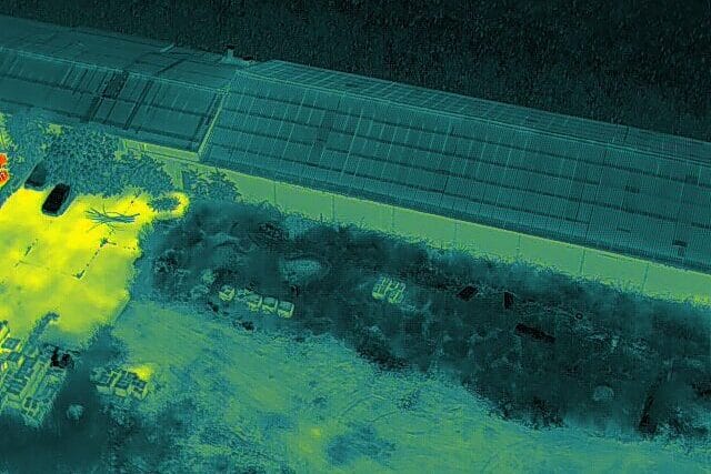 Inspecciones placas solares con Drones en Granada Inspección térmica de nave industrial para detección de humedades y daños estructurales.