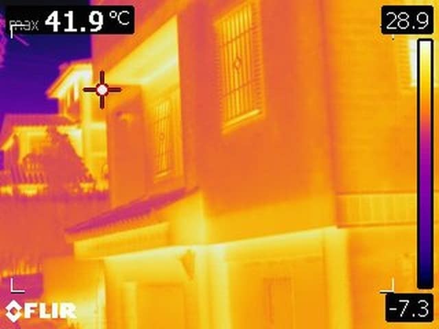 Termograma de la fachada de una vivienda con temperatura máxima medida de 41,9 grados centígrados