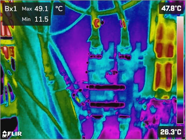 Termografía terrestre de un cuadro eléctrico, con cableado, componentes y escala de temperatura visibles, en un trabajo real de SolDron.