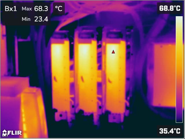 Detalle termográfico de componentes de un cuadro eléctrico, con región de medición y escala de temperatura, en una inspección de SolDron.