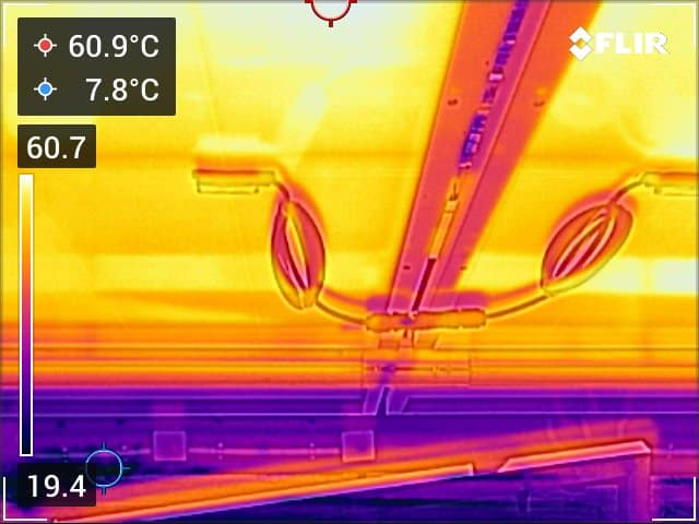Termografía terrestre de cajas de conexión y cableado en la cara posterior de paneles solares, en una inspección real de SolDron.