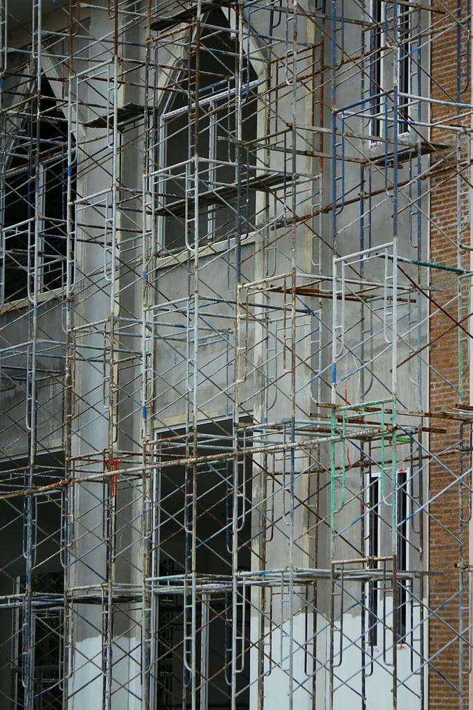 Andamios de construcción rodeando un edificio