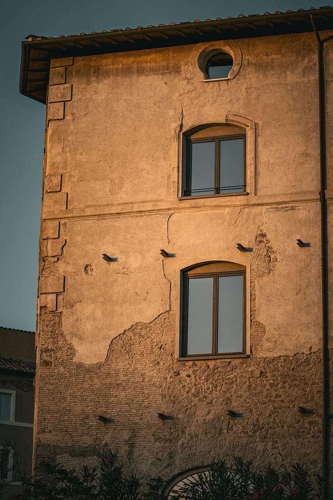 fachada deteriorada de casa antigua