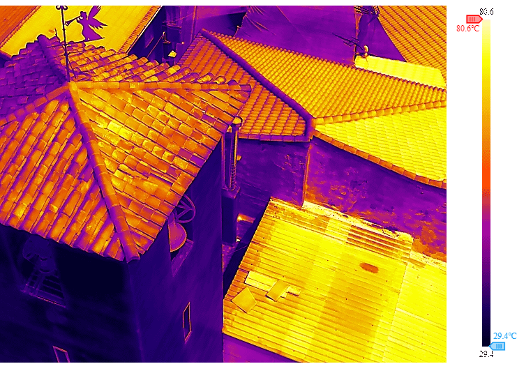 Imagen térmica de una iglesia obtenida con dron profesional, utilizada para detectar pérdidas de energía, humedades y anomalías estructurales en cubiertas y fachadas.