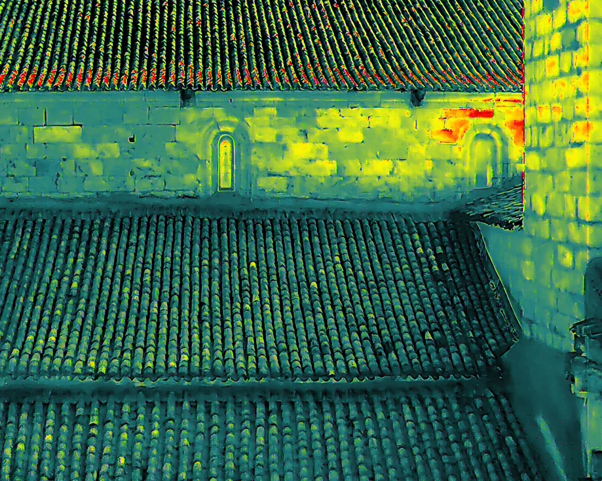 Termografía de fachada mostrando una anomalía térmica localizada con drone