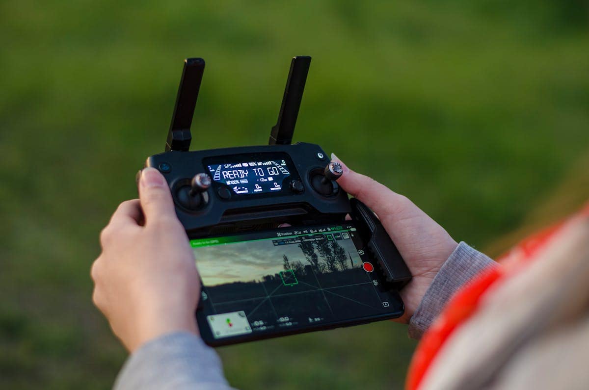 Piloto de drone profesional con controlador DJI