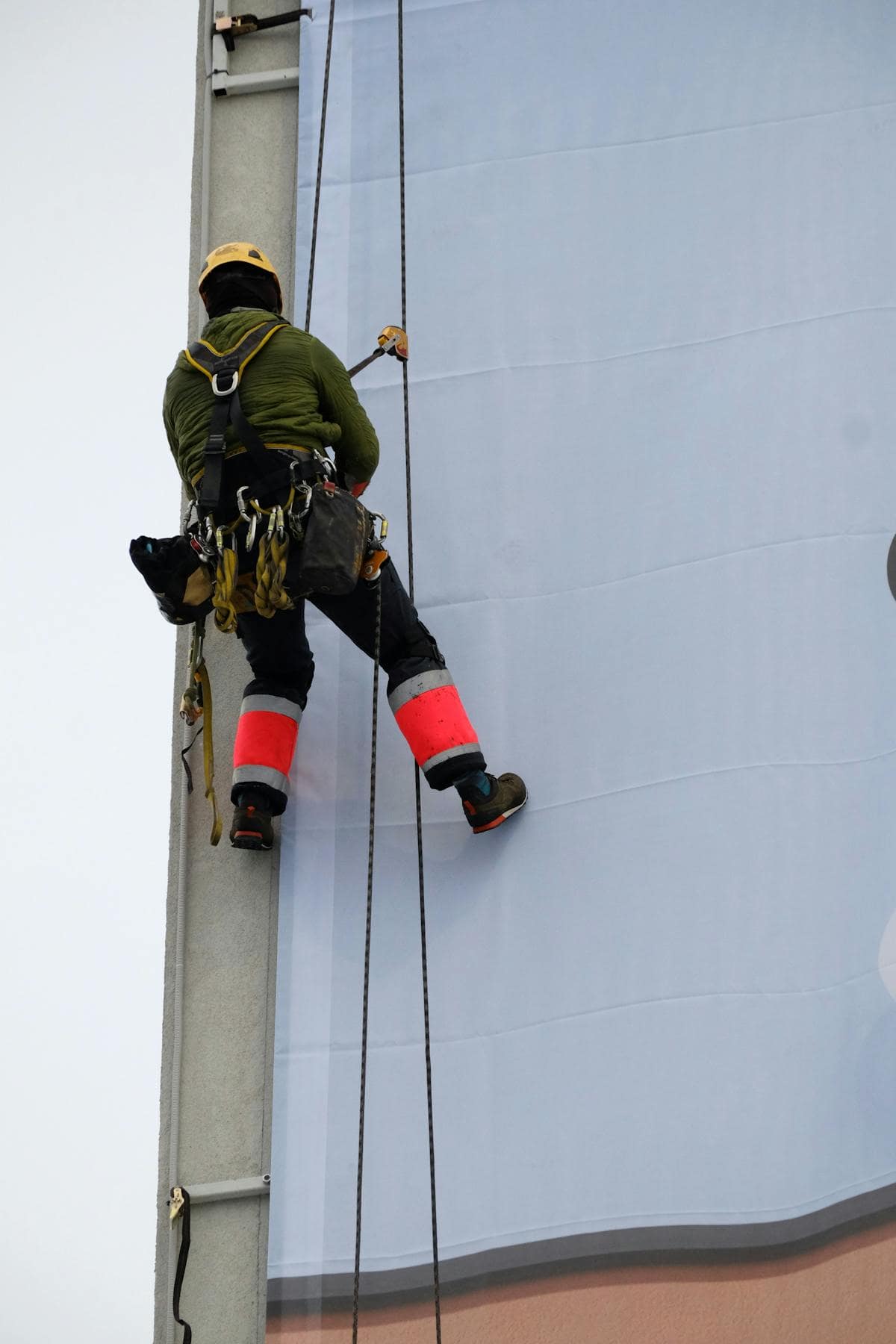 Trabajador en altura con equipamiento de seguridad