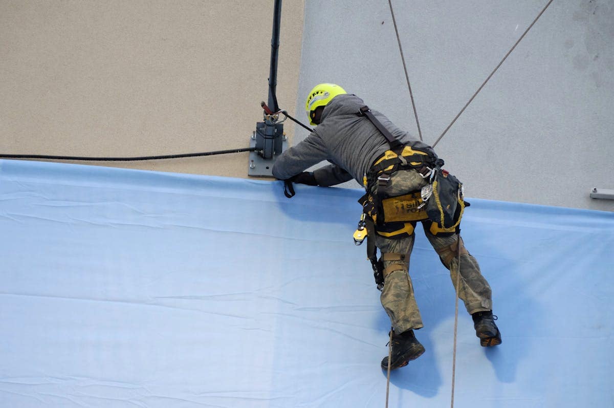 Técnico de trabajos verticales en fachada con sistema de cuerdas