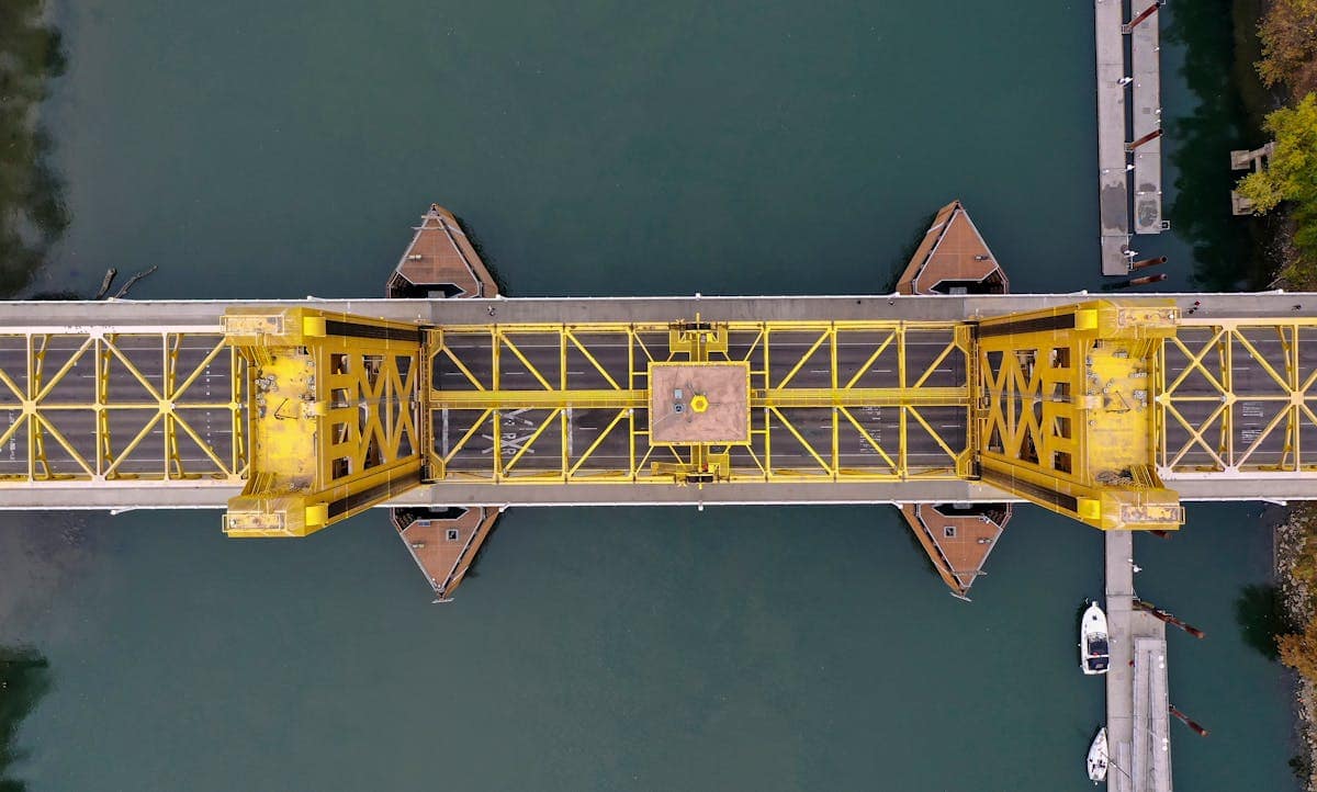 Puente y viaducto vista aérea con drone