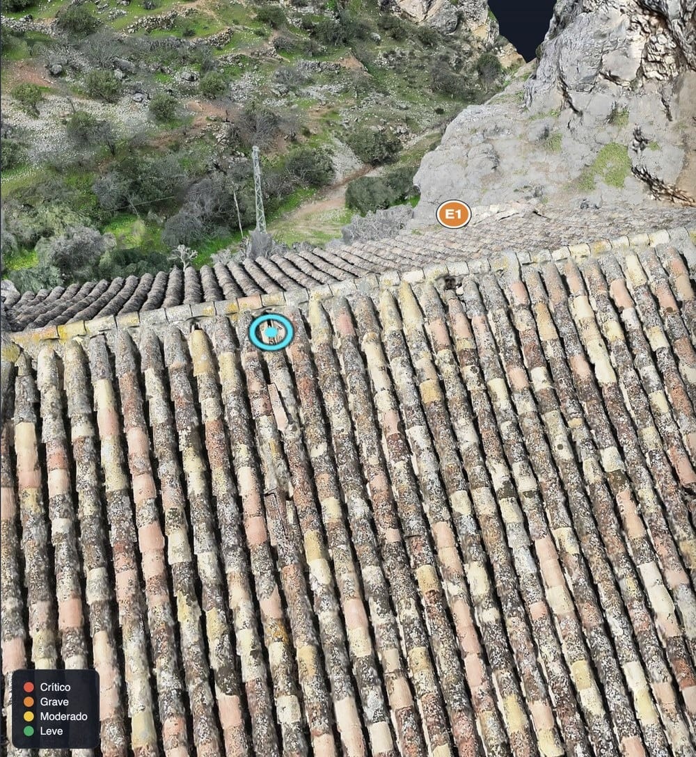 Defecto en una cubierta de teja localizado y marcado, clasificado por gravedad tras inspección con dron