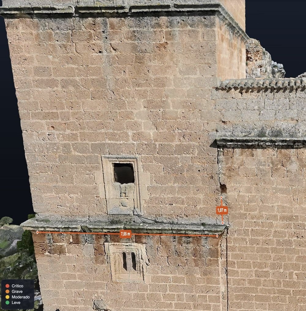 Inspección de fachada de edificio histórico con dron — patrimonio