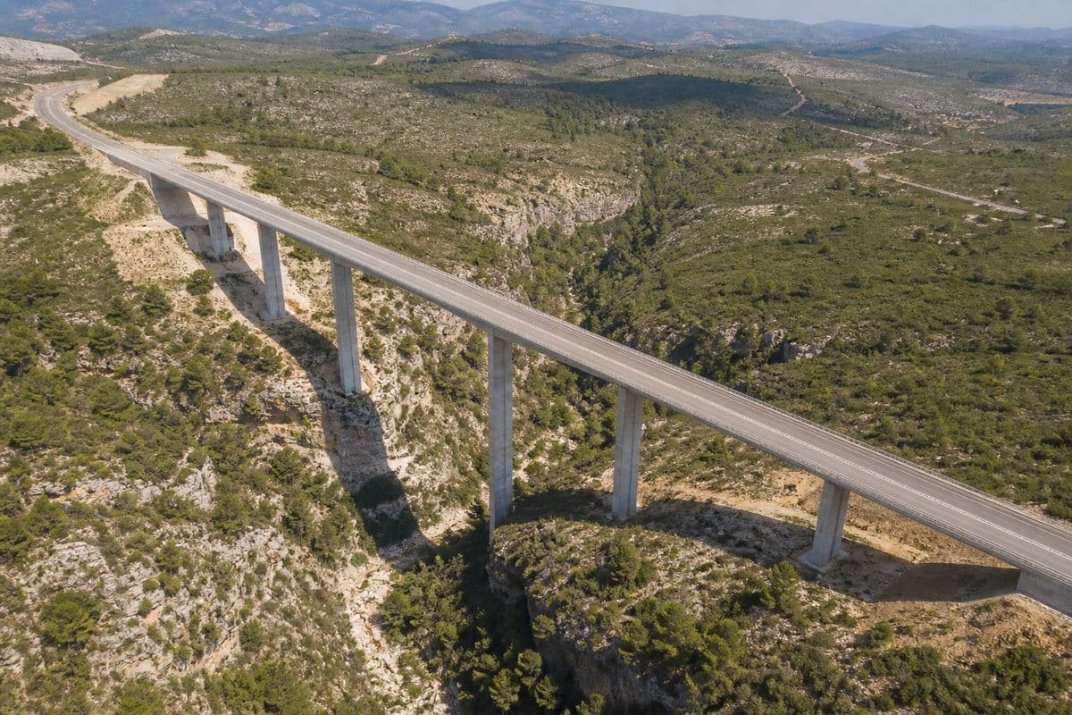 Viaducto de carretera sobre un barranco con pilas de hormigón de gran altura, inspeccionado con dron sin cortar el tráfico